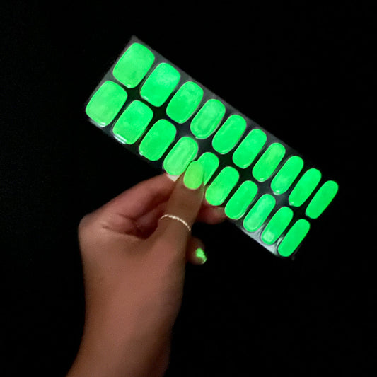 Illuminate your nights with our glow in the dark yellow DIY gel nail stickers! Let your fingertips shine and embrace the magic of self-expression. Light up the dark with style. 